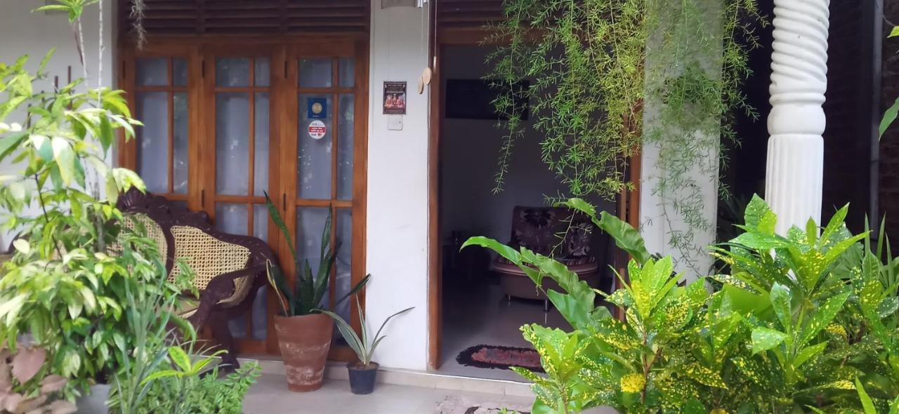 Osheen Family Guest House Полоннарува Екстер'єр фото