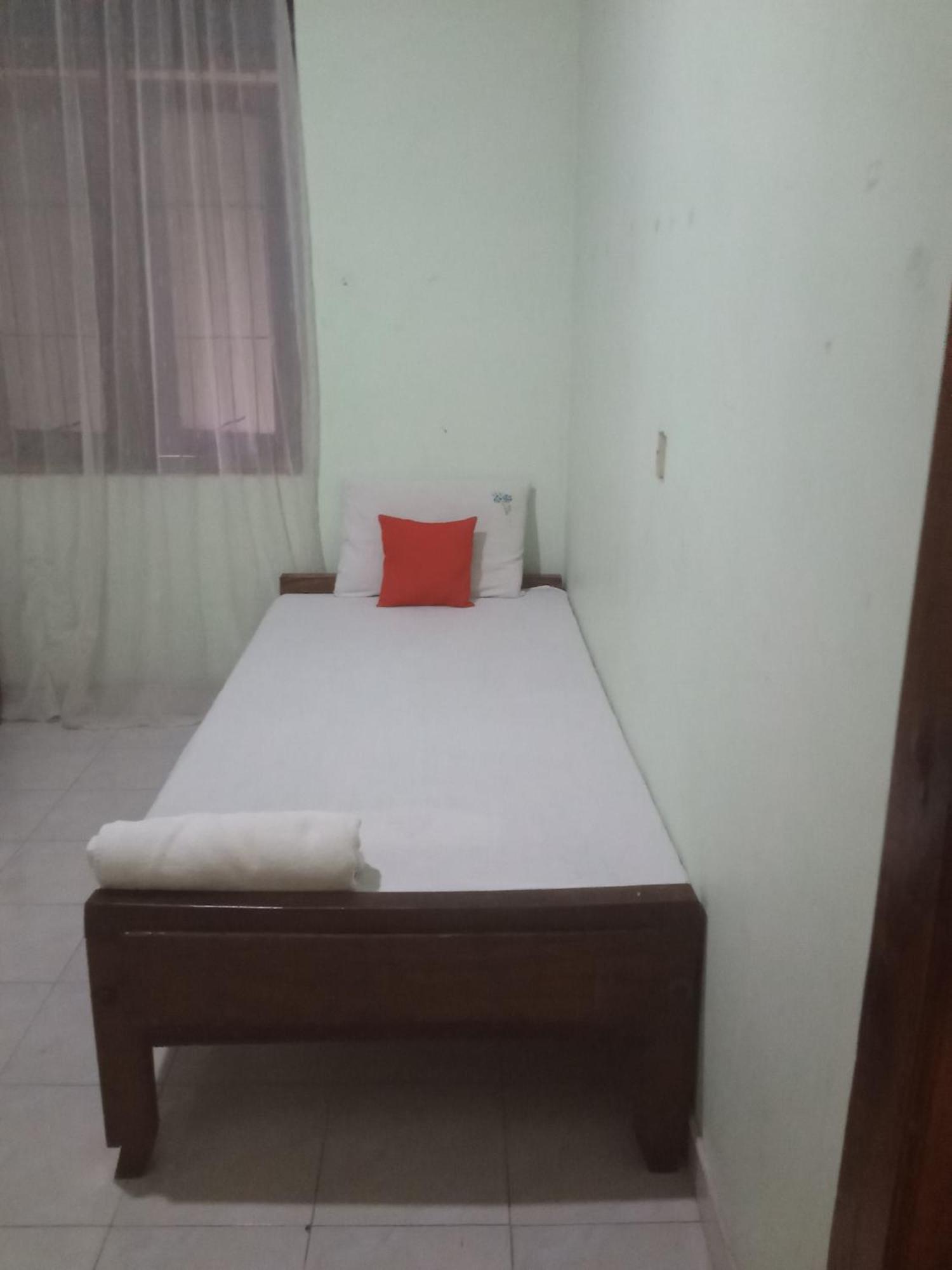 Osheen Family Guest House Полоннарува Екстер'єр фото