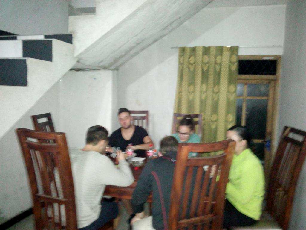 Osheen Family Guest House Полоннарува Екстер'єр фото
