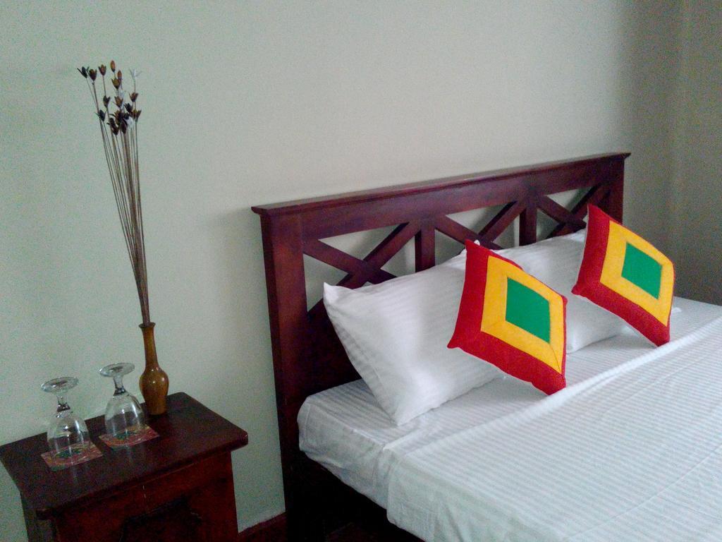 Osheen Family Guest House Полоннарува Екстер'єр фото
