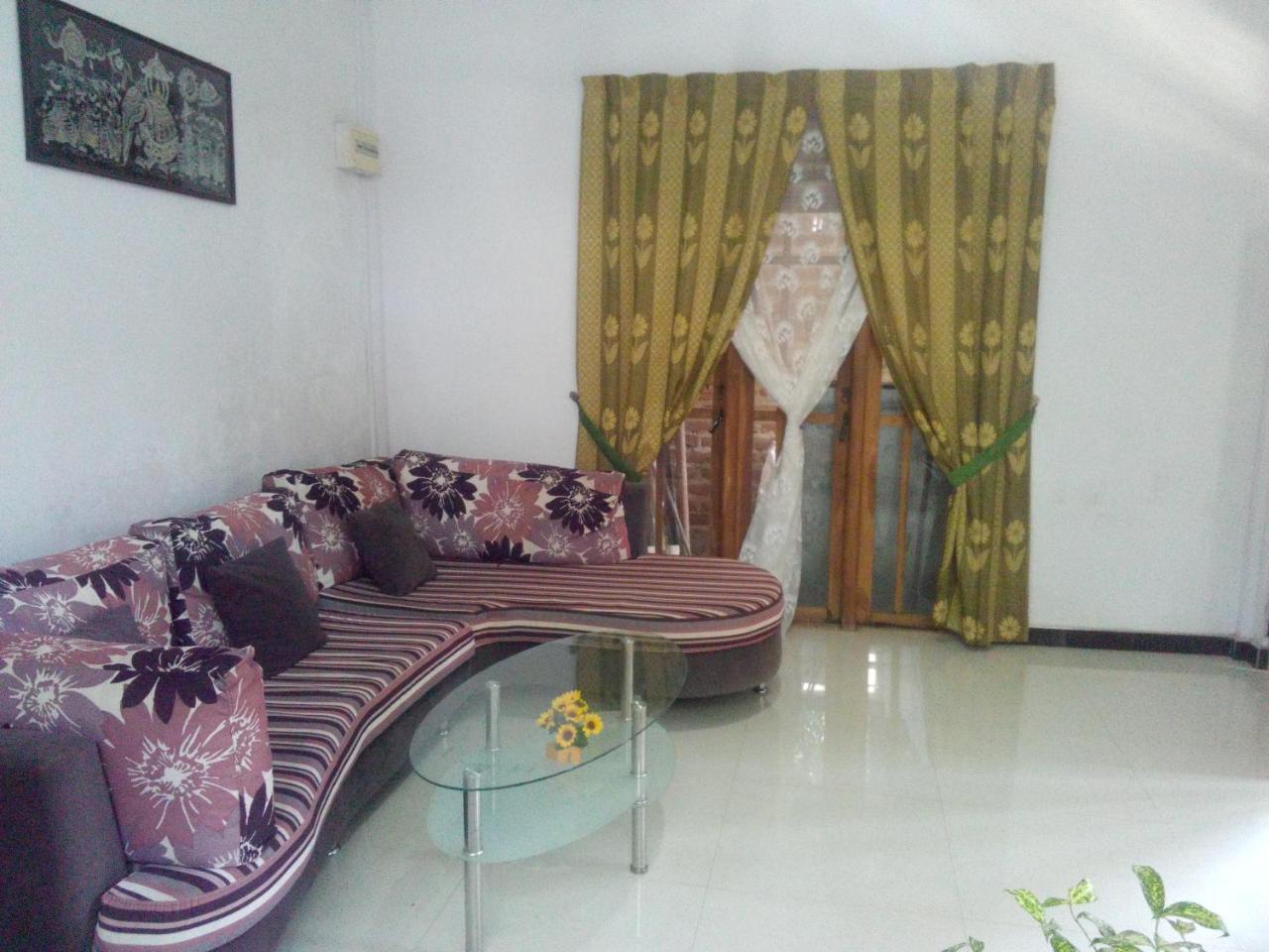 Osheen Family Guest House Полоннарува Екстер'єр фото