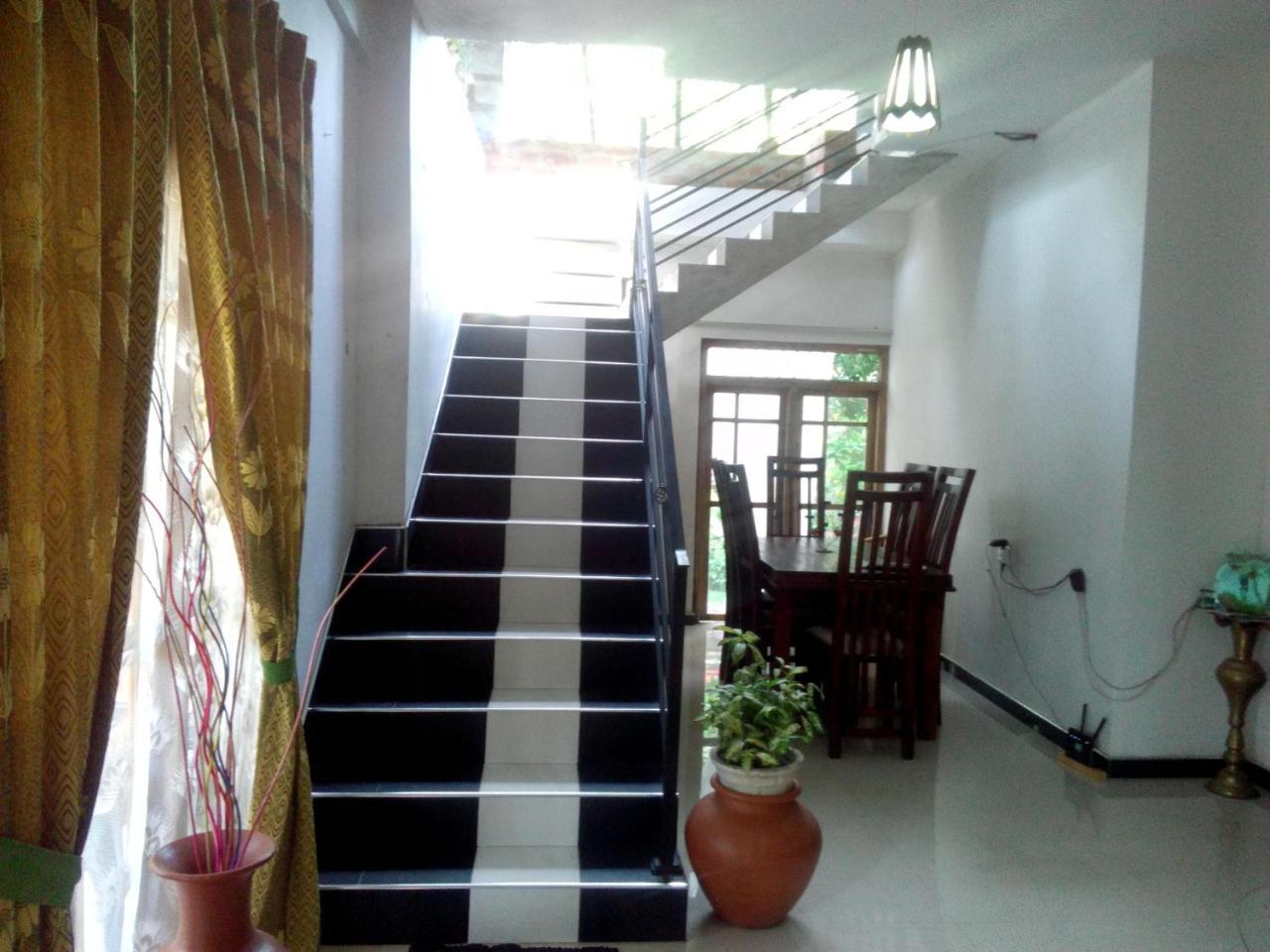 Osheen Family Guest House Полоннарува Екстер'єр фото